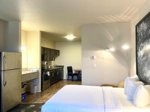 Un pat sau paturi într-o cameră la High Point Inn & Suites Peace River