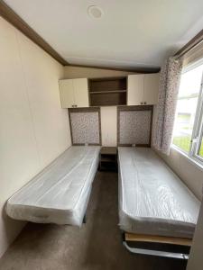 Krevet ili kreveti u jedinici u okviru objekta Kilden Kernow - Luxury 6 berth Caravan near Bude