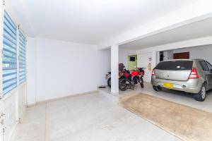 un coche y una motocicleta estacionados en un garaje en Hotel Villa Luna del Llano, en Villavicencio