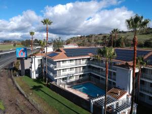 Motel 6-Fairfield, CA - Napa Valley في فيرفيلد: اطلالة جوية على فندق بألواح شمسية في السطح