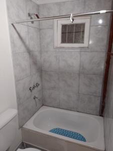 Um banheiro em Cabañas La Caballeriza San Lorenzo
