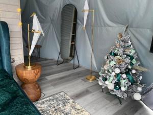 una sala de estar con un árbol de Navidad en una tienda en Karpatski Dzherela, en Yaremche