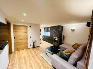 Telewizja i/lub zestaw kina domowego w obiekcie Schöne Wohnung mit Ausblick, Sauna und Hot-Pot in Westendorf, Tirol