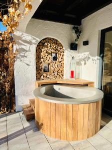 wanna w pokoju z kamienną ścianą w obiekcie Schöne Wohnung mit Ausblick, Sauna und Hot-Pot in Westendorf, Tirol w mieście Westendorf