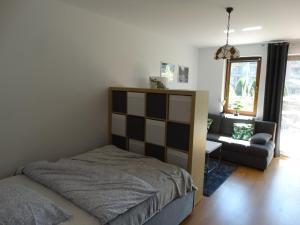 Apartament Zielony Taras في كراكوف: غرفة نوم بسرير واريكة وكرسي