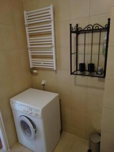 y baño pequeño con lavadora y secadora. en Apartament Zielony Taras, en Cracovia