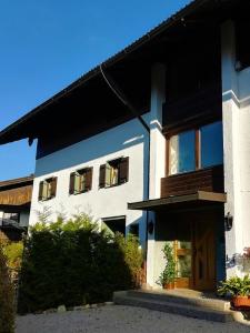 a house with a black and white facade at Ferienwohnung Gärtner in Flintsbach