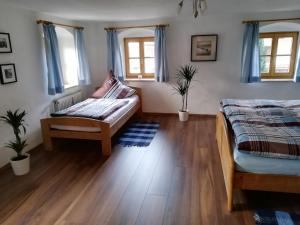 um quarto com uma cama, um sofá e janelas em Ferienwohnung Gärtner em Flintsbach