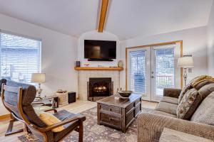 a living room with a couch and a fireplace at Golden Pheasant Retreat in Redmond