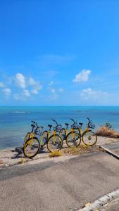 un grupo de bicicletas estacionadas junto al océano en Kastel Jampa Hotel, en João Pessoa