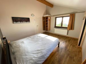 Rúm í herbergi á Gite du Moulin Iris