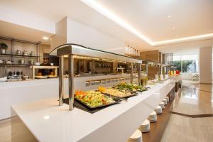 Hotel Niriides Beach في كوليمبيا: طابور بوفيه مع العديد من أطباق الطعام