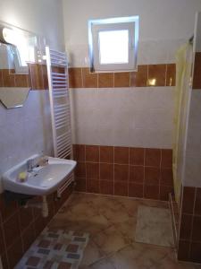 baño con lavabo y ventana en HannaH - Relax dom pod orechom - 2i rodinné štúdio so zdieľanou kuchyňou, en Trávnica