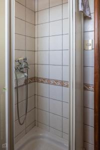 y baño con ducha y bañera. en La Casita de Ana, en Puntagorda 37 fotos más