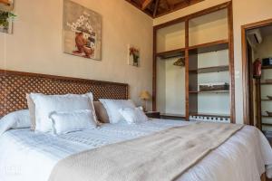 プンタゴルダにあるLa Casita de Anaのベッドルーム(白いシーツを使用した大型ベッド1台付)