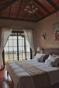 プンタゴルダにあるLa Casita de Anaのベッドルーム1室(大きなベッド1台、大きな窓付)
