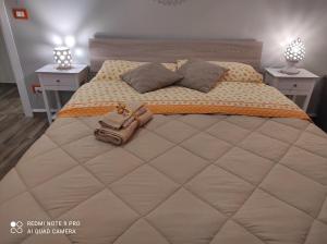 1 dormitorio con 1 cama grande y 2 mesitas de noche en Case Vacanza Le Casette, en Santo Stefano di Camastra