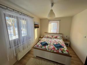 1 dormitorio con cama y ventana grande en Wieś odNowa en Łabowa