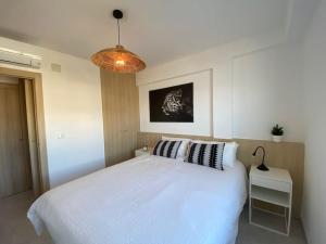 Una cama o camas en una habitación de Cosy flat with magnificent views in L'Albir