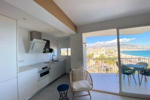 Una cocina o cocineta en Cosy flat with magnificent views in L'Albir 13 fotos más