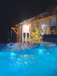 Bazén v ubytovaní Chalet d' amour alebo v jeho blízkosti
