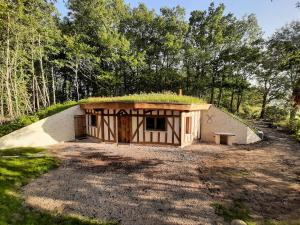 ein kleines Gebäude mit einem Grasdach mit Pflanze in der Unterkunft Le Cul de Loup in Crouy-sur-Cosson