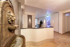 un bagno con lavabo a forma di leone e bancone di Hotel Doctor Weinstube a Bernkastel-Kues