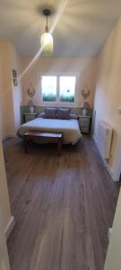 ビリャヌアにあるvilla cocoloの大きなベッドと2つの窓がある寝室