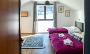 um quarto com 2 camas e chinelos nas camas em House For Rest VIN em Kolašin