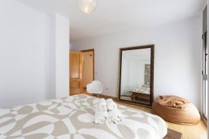Schlafzimmer mit einem Bett und einem Spiegel in der Unterkunft Hauzify I Apartamento Ramon y Cajal in Santa Cruz de Tenerife