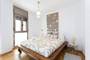 ein weißes Schlafzimmer mit einem großen Bett in einem Zimmer in der Unterkunft Hauzify I Apartamento Ramon y Cajal in Santa Cruz de Tenerife