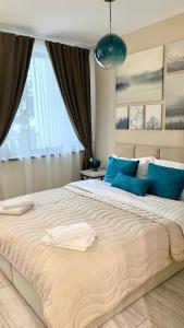 een slaapkamer met een groot bed en een groot raam bij MAGRI Luxurious Apartment A42 Borovets Gardens in Borovets