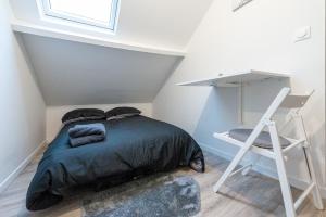 1 dormitorio con 1 cama, 1 silla y 1 ventana en Studianzin en Anzin