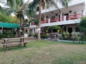 Bolinao的住宿－KNB WEST VILLA INN -PATAR，大楼前的野餐桌