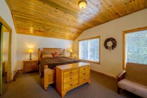 a bedroom with a bed and a wooden ceiling at S`more Fun Cabin in Duck Creek Village
