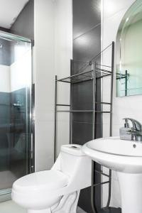 Un baño de Vineyard Apartments & Suits