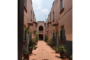 un callejón en un viejo pueblo con edificios en Encantador - céntrico - apacible departamento en la Roma Norte., en Ciudad de México