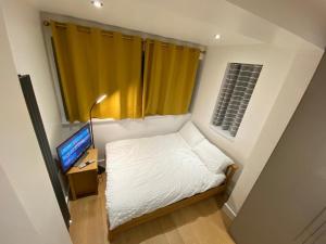 Double Bedroom with en-suite shower & free parking