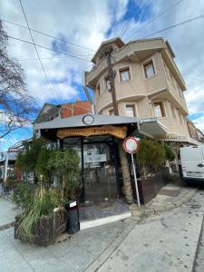 un edificio all'angolo di una strada di Gurman a Strumica