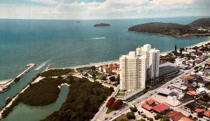 an aerial view of a city and the ocean at Apartamento novo frente mar com piscina em Home Club in Penha