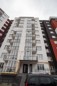 un edificio blanco alto con escaleras delante en Бам. Однокімнатна квартира в новобудові, en Ternopilʼ