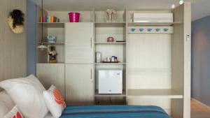 a bedroom with a bed with a book shelf at Casa Congo & Casa Rayo Verde - Restaurante - Galeria de arte in Portobelo +52 photos