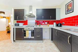 Kuchnia lub aneks kuchenny w obiekcie Modern & Spacious 2 Bedroom Serviced Apartment Next to Lochend Park - Private Underground Parking & Lift Available - Close to Edinburgh City Centre