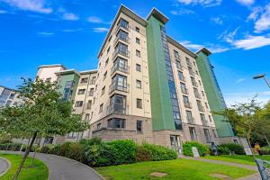 Gallery image of Modern & Spacious 2 Bedroom Serviced Apartment Next to Lochend Park - Private Underground Parking & Lift Available - Close to Edinburgh City Centre in Edinburgh