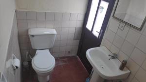 Koupelna v ubytování Edificio familiar con varios departamentos independientes + 13 fotografií