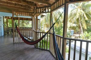Rõdu või terrass majutusasutuses Mariposa Lodge
