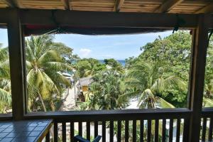 Rõdu või terrass majutusasutuses Mariposa Lodge
