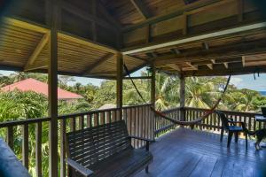 Rõdu või terrass majutusasutuses Mariposa Lodge