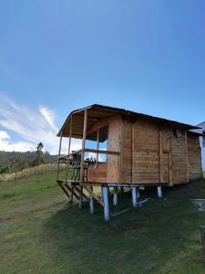 una grande capanna di legno in un prato di Cabañas el mirador del tomine a Guatavita