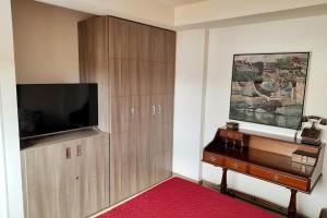 Espectacular apartamento via Cerritos 8 personas في بيريرا: غرفة معيشة مع تلفزيون وخزانة ومركز ترفيهي
